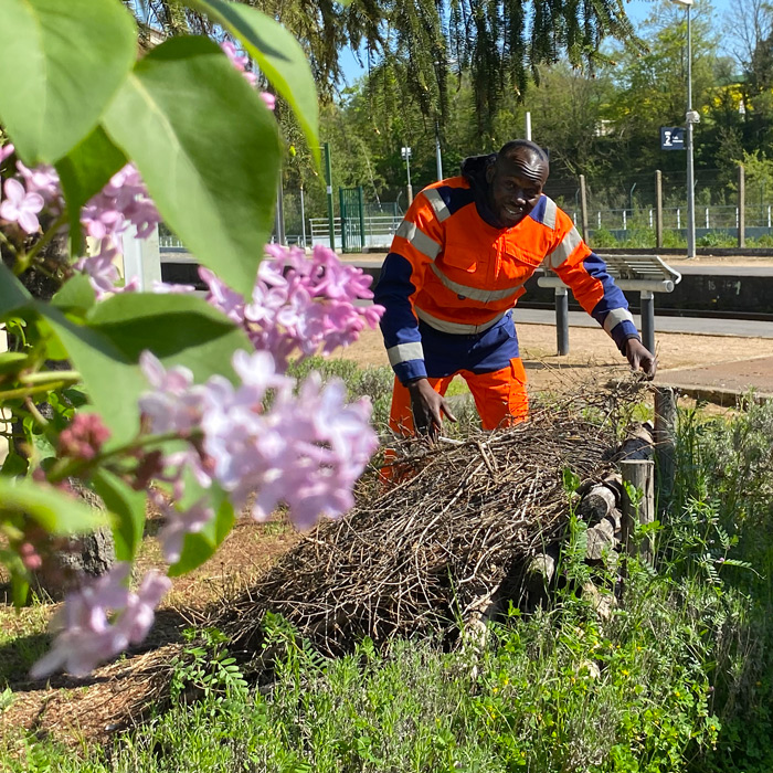 La vocation d’Espaces est de redonner à des personnes en difficulté à la fois confiance en elles et la possibilité de travailler. Leur réussite est au cœur de notre engagement social et écologique.