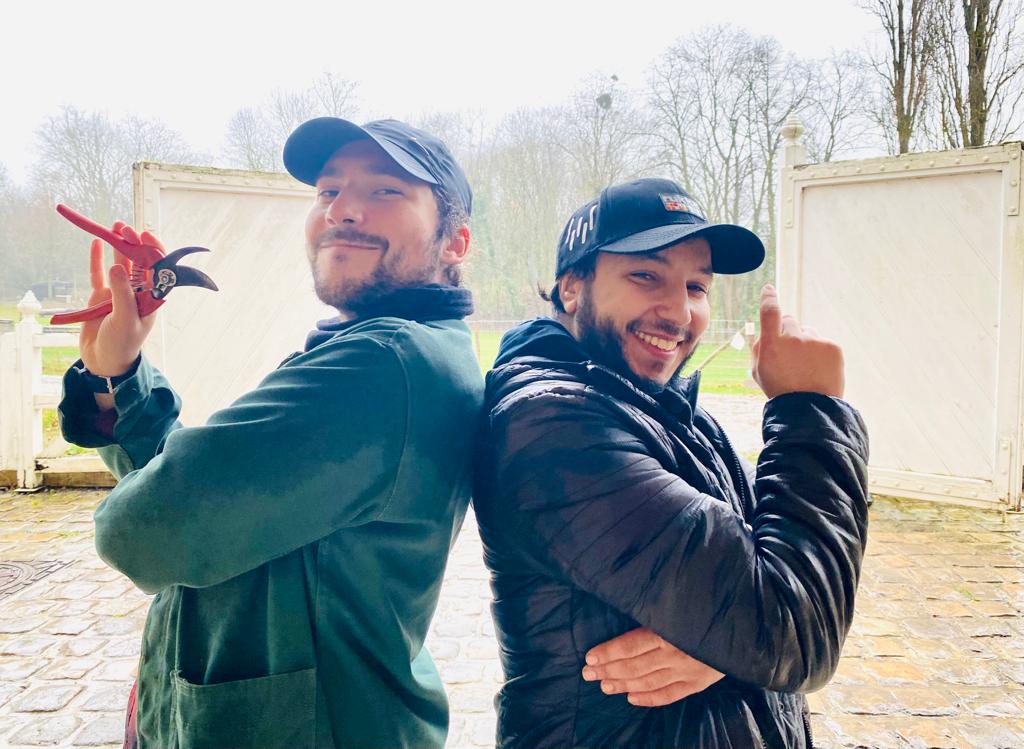 Les éco-animateurs posent devant le Jardin du Piqueur devant le Parc de Saint Cloud