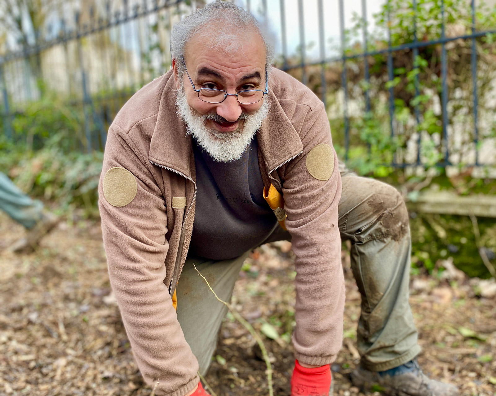 éco-animateur en train de montrer comment planter un arbuste